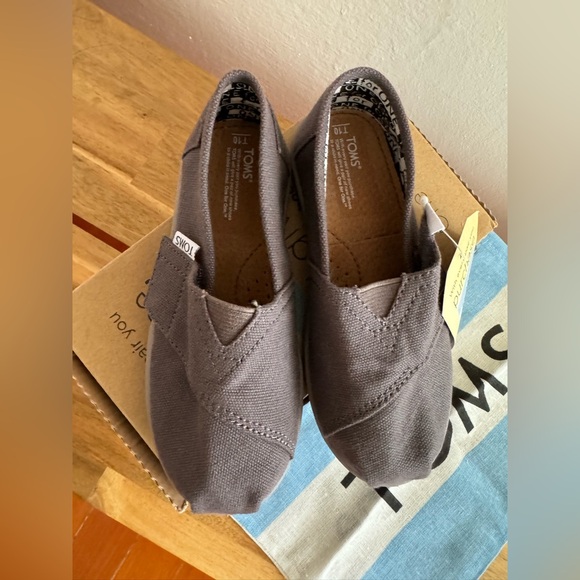 TOMS Tiny Classics Alpargata slip-on in ash grey canvas. NWT. Toddler size 10. - Picture 2 of 4